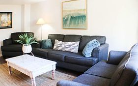 Newly Renovated 2-Bed Near Downtown-North Shore